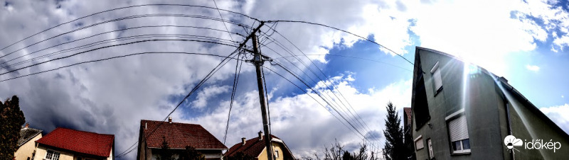 Amikor az egyik oldalról vihar jön, a másikon szikrázó napsütés
