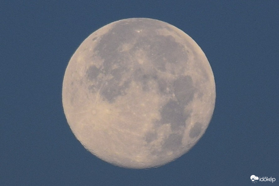 Reggeli telihold (2025. 11. 06.)