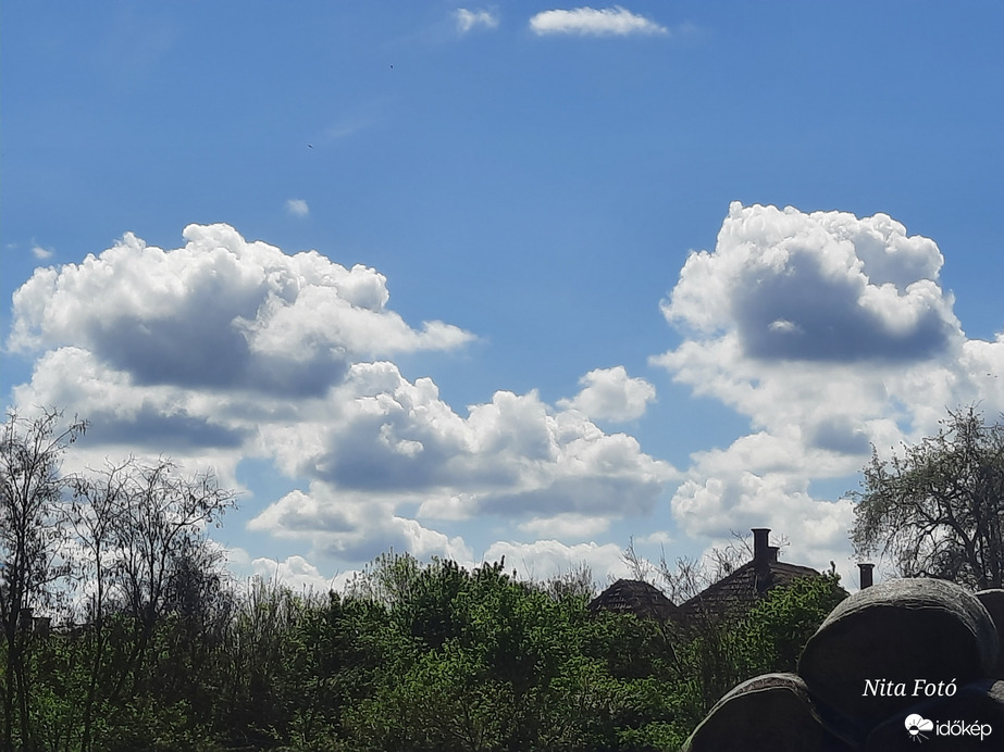 Mai felhő gyönyör