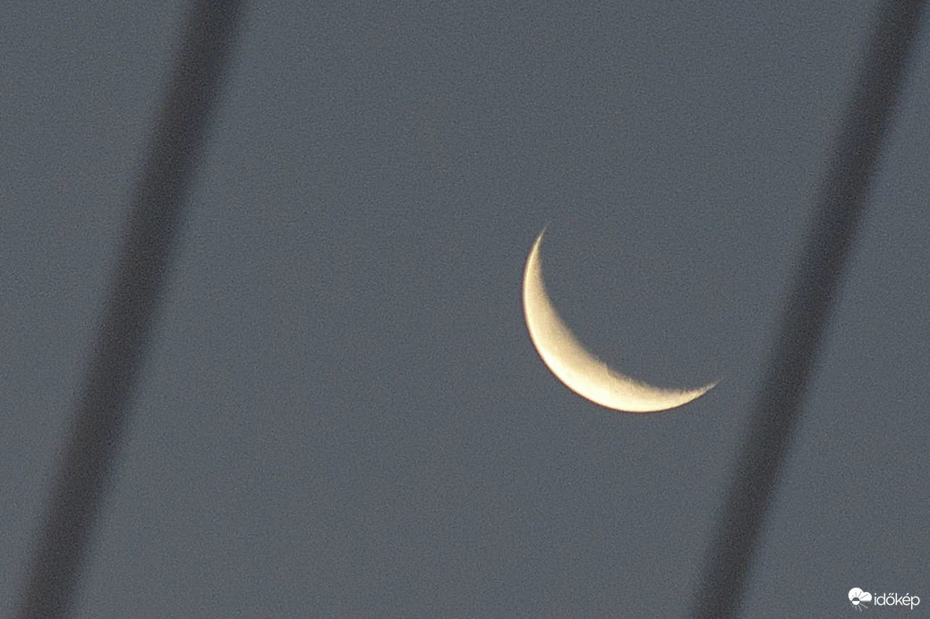 Fogyó hold sarló játékosan...