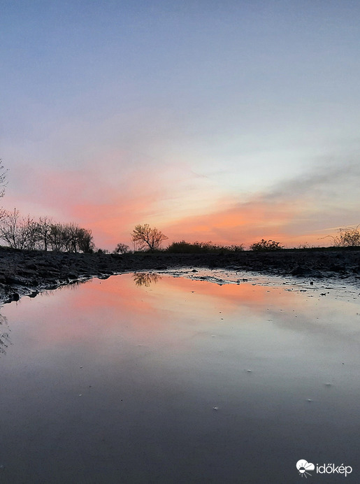 Napnyugta utáni színek a tükörben