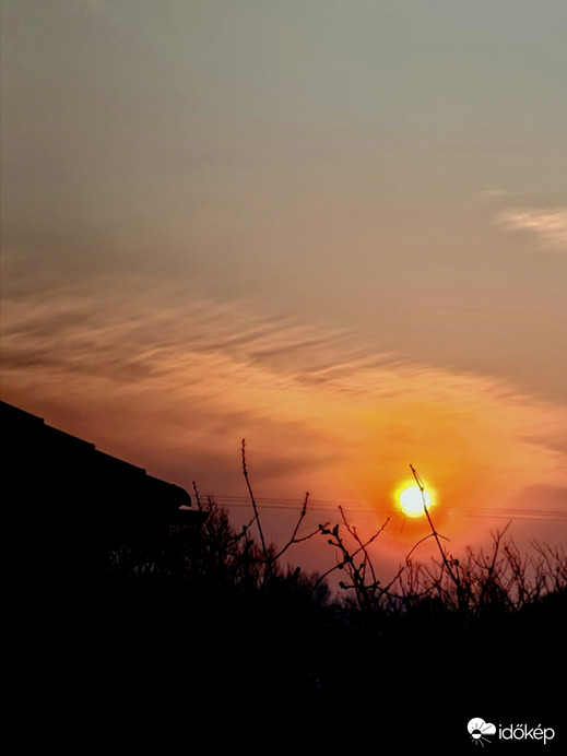 Mai napfelkelte.