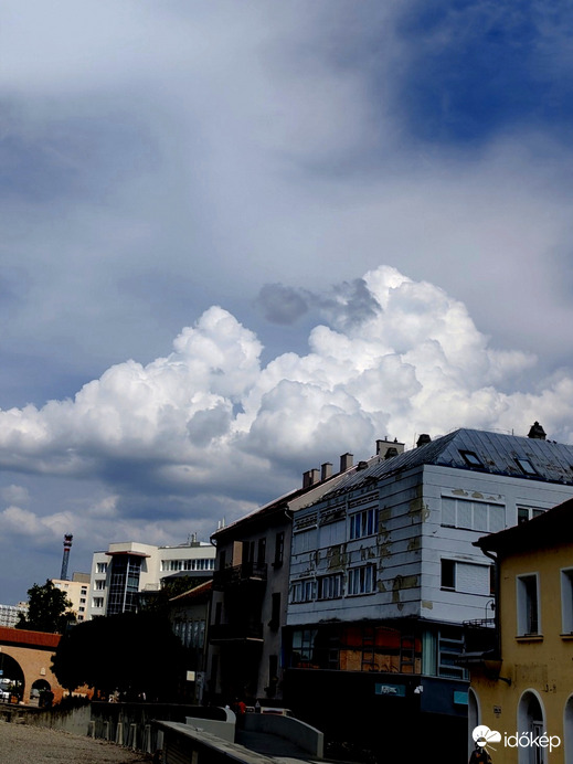 Tornyosuló felhők