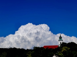 Pompás, habos felhők