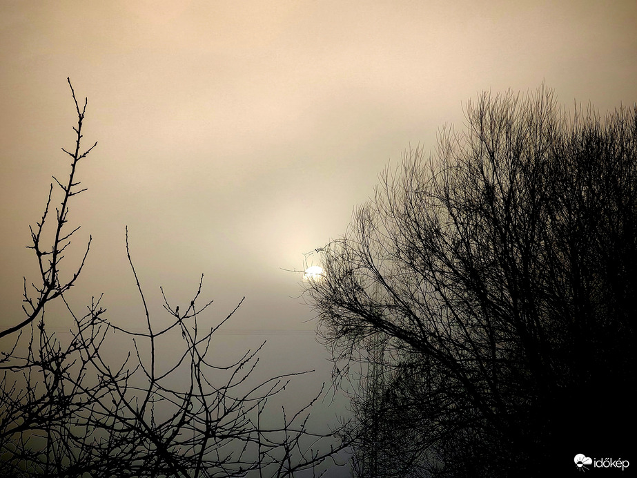 Halovány napfelkelte. 