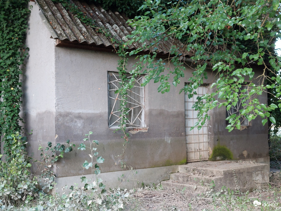 Az épületen jól látható magasságig árasztotta el a Mura a környékét