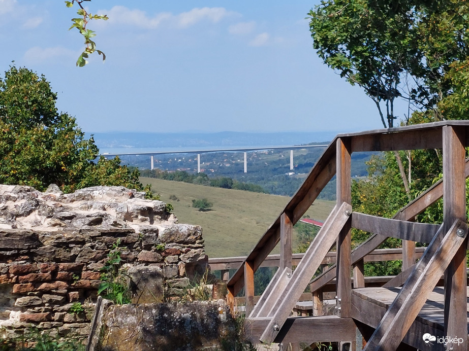 Kereki, Fehérkő vára, háttérben a Kőröshegyi völgyhíd