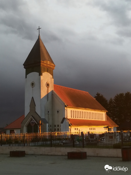 A lemenő nap fényében 