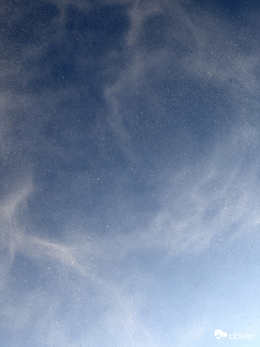 Hófúvás napfényben 