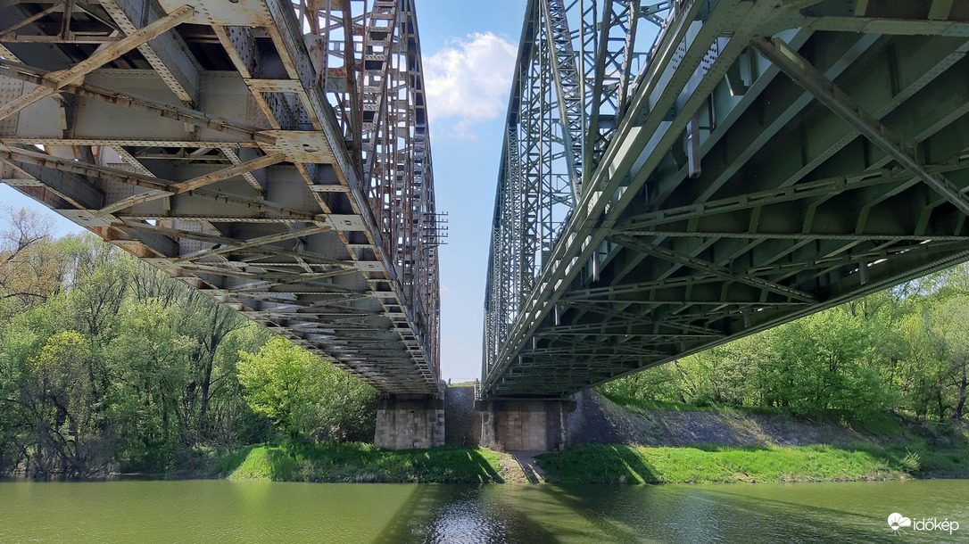 A dunaföldvári híd alulról
