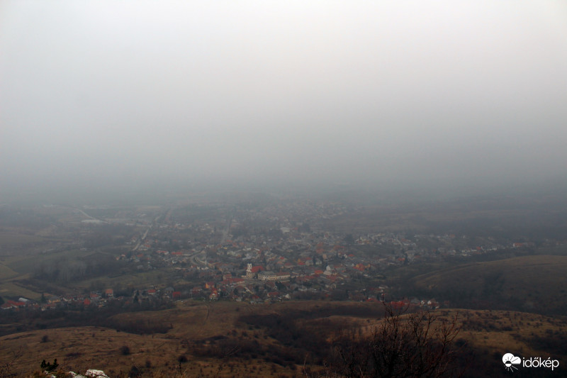 Tokod látképe párás, ködös időben