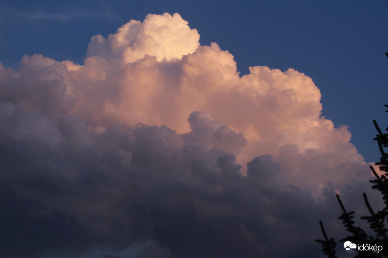 Feltörekvő felhőzet