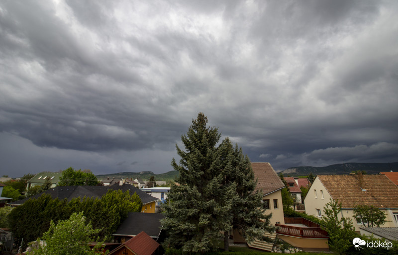 Közeli zivatarcella, amely elkerült