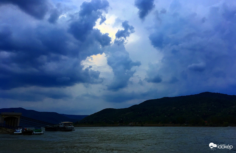 Vihar előtt a Dunán