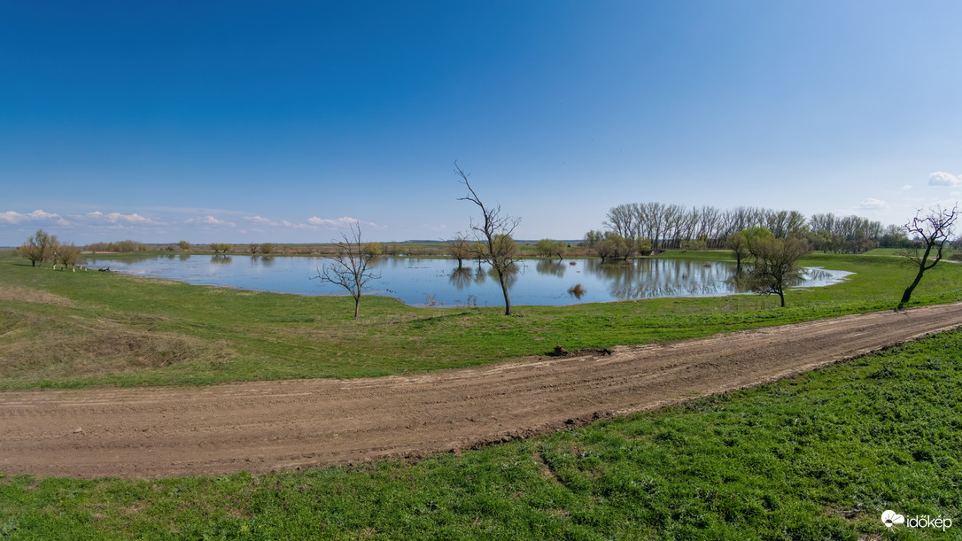 A Hortobágy folyó ártere az Ágota-halomról fotózva