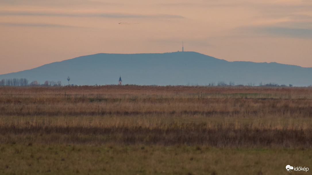 Mátra és a tiszaörsi katolikus templom