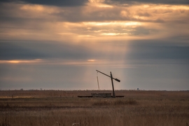 Gémeskút a felhők résein átszűrődő fényben