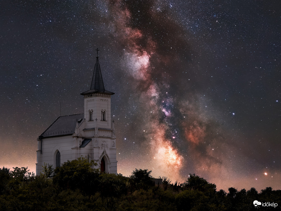 Szent Móric Kápolna egy augusztusi éjszakán