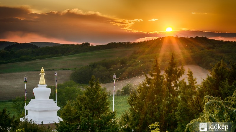 Sztúpa a naplementében