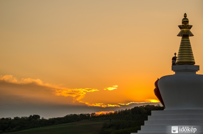 Sztúpa a naplementében 