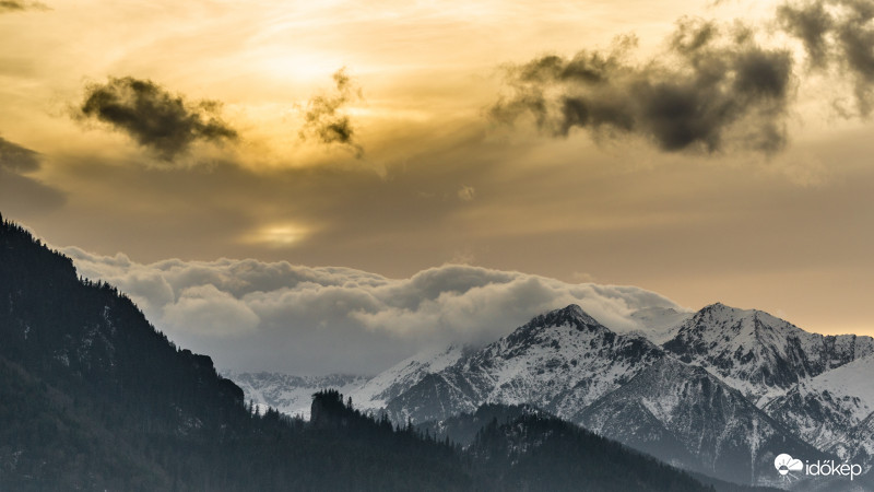 Felhős naplemente a Tátra felett
