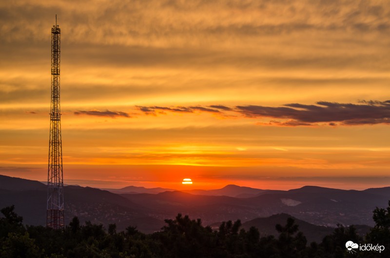 Naplemente a hármashatár hegyről