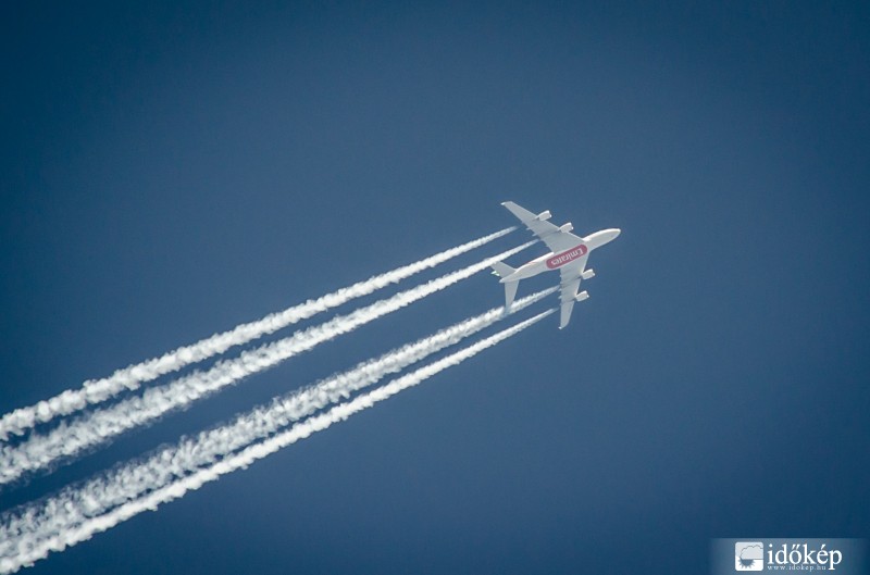 Tízezer méteren az égbolt felhőtlen