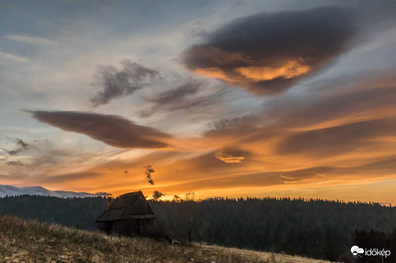 Naplemente felhőkkel  