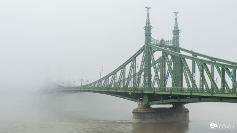 Híd a ködbe