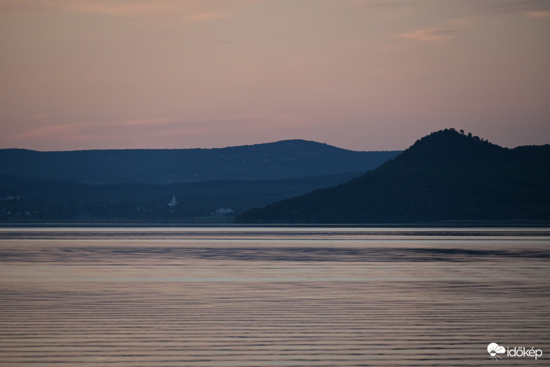 Tihany Csúcs-hegy, mögötte Sajkod