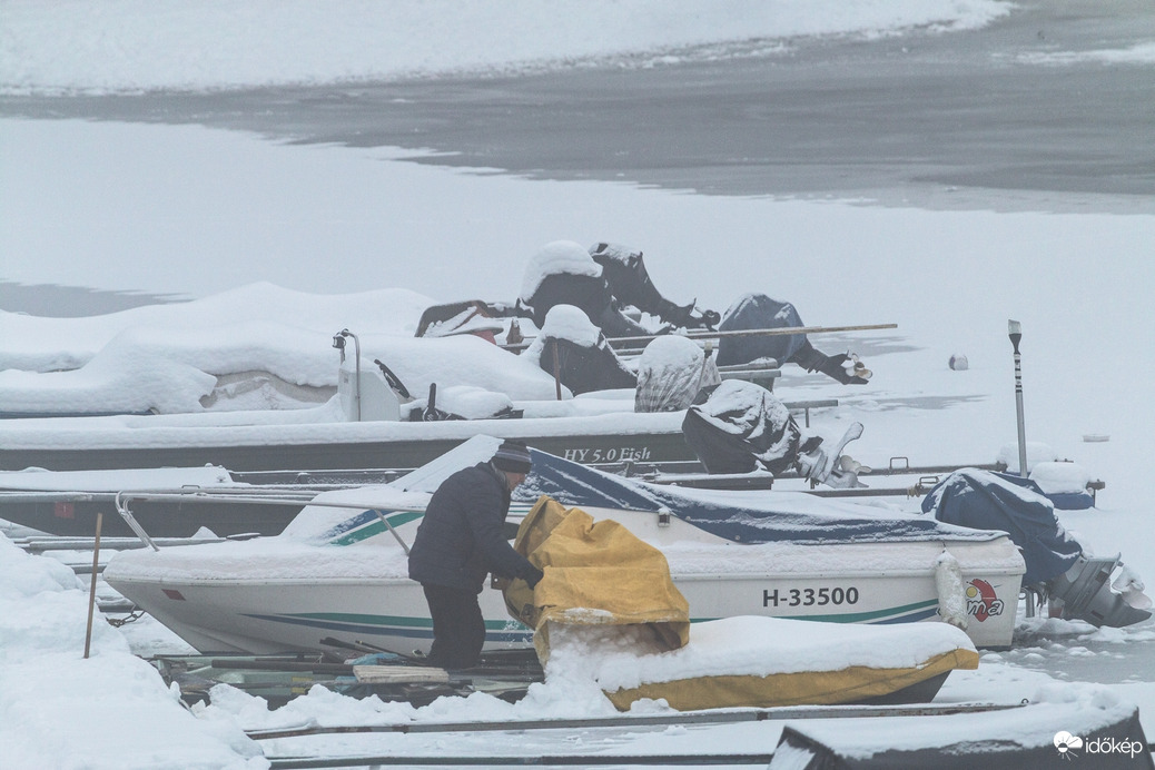 jégbezárt csónakok