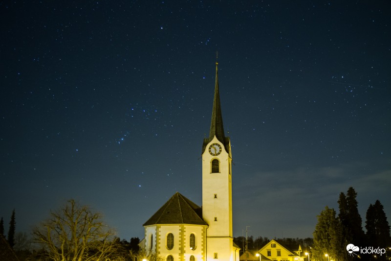 Svájci templom az Orion csillagképpel