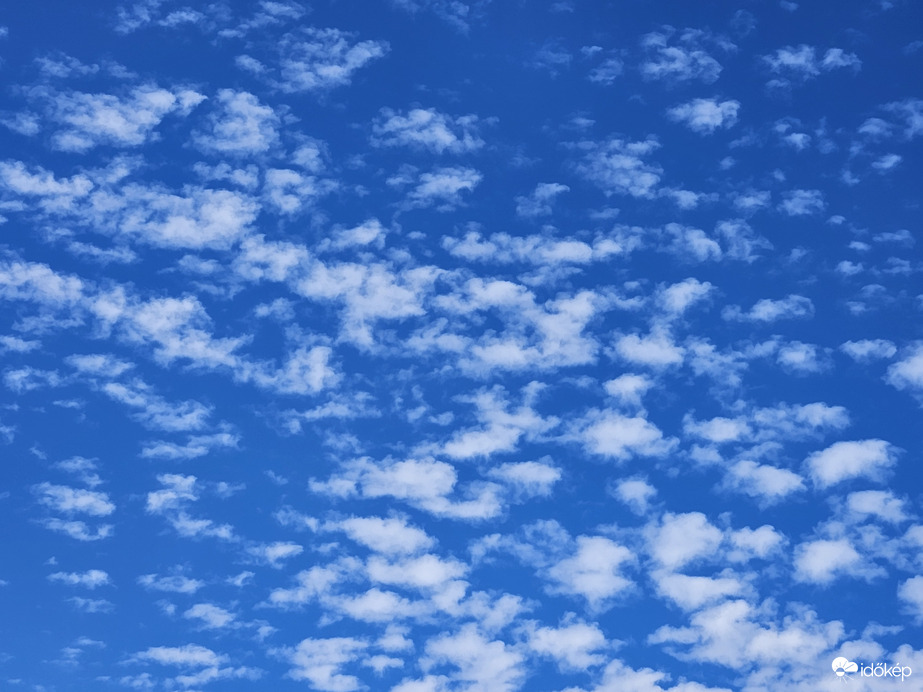 Szakadozott felhőpamacsoj