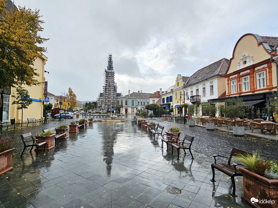 Kőszegen vagy esik, vagy fúj, vagy harangoznak. Most esik és harangoznak;)