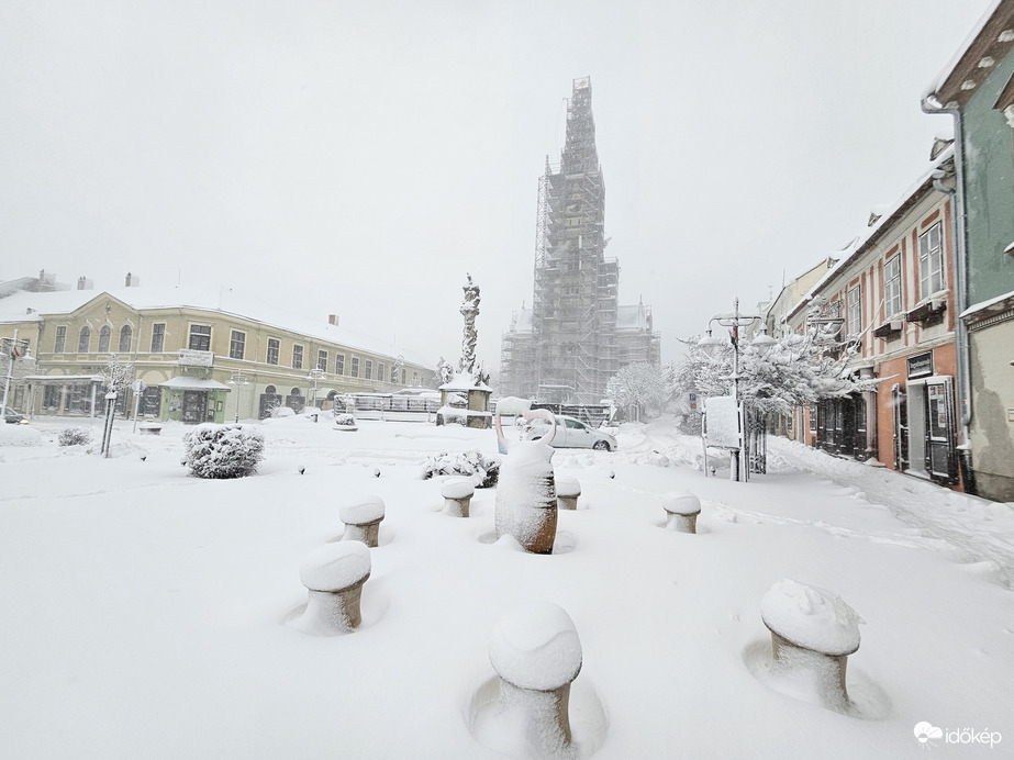 Köszeg Fő tér intenziv havazással 2