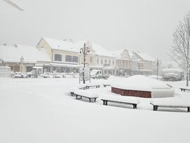 Köszeg Fő tér intenziv havazással