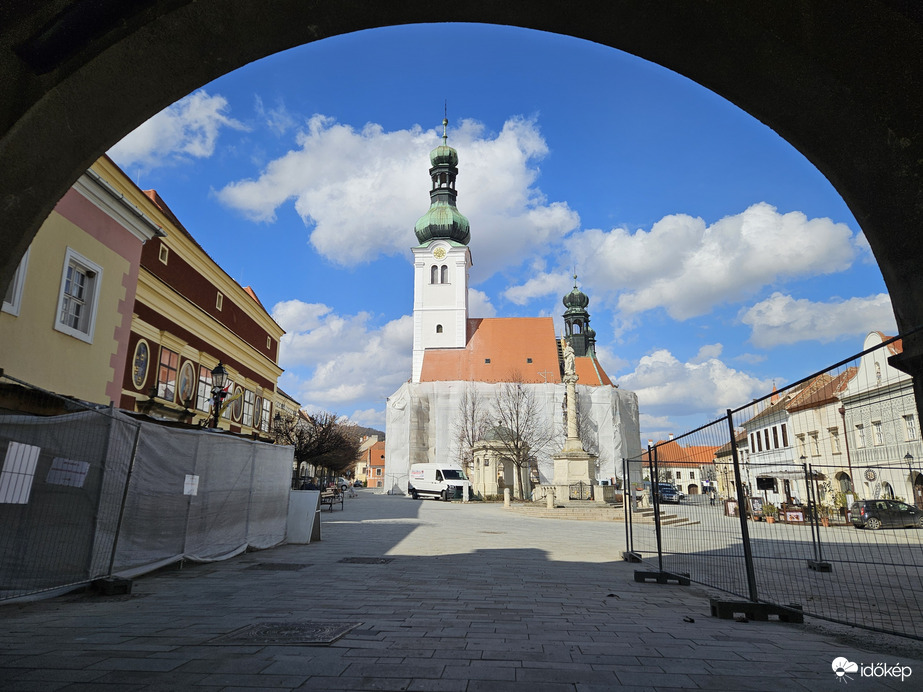 Kőszeg megújuló belvárosa bárányfelhőkkel