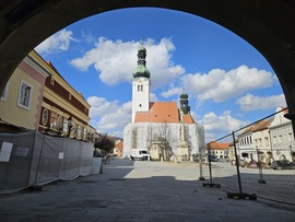 Kőszeg megújuló belvárosa bárányfelhőkkel