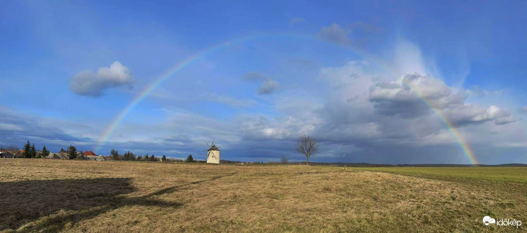 Tési szélmalom felett