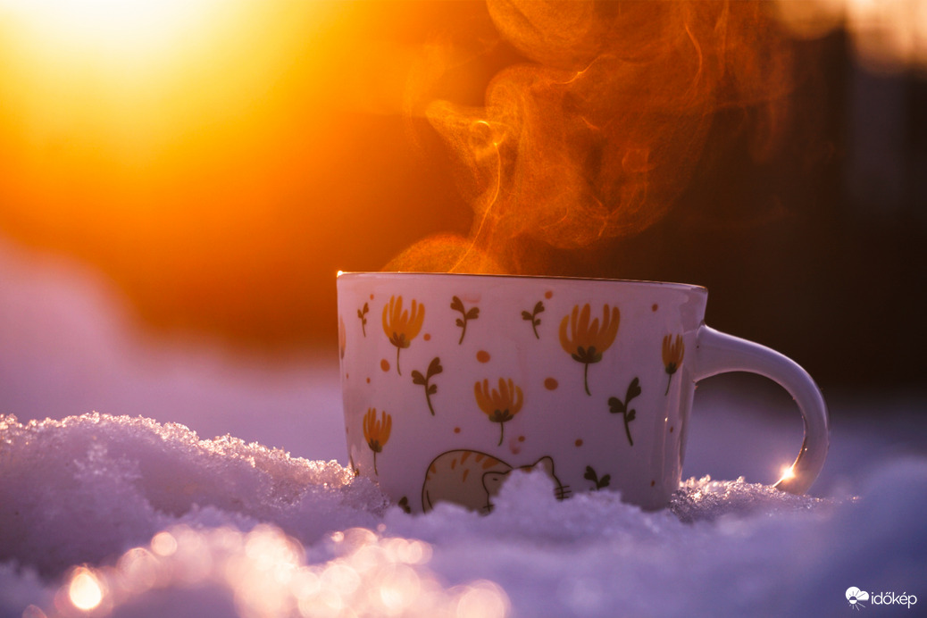 Gőzölgő tea a naplementében 