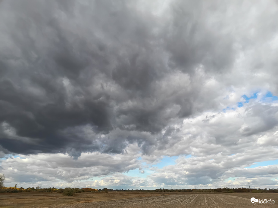 Nyomasztóan űrhajószerű felhő