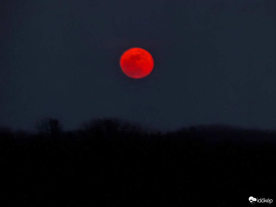 Vörösen kelt a telihold 