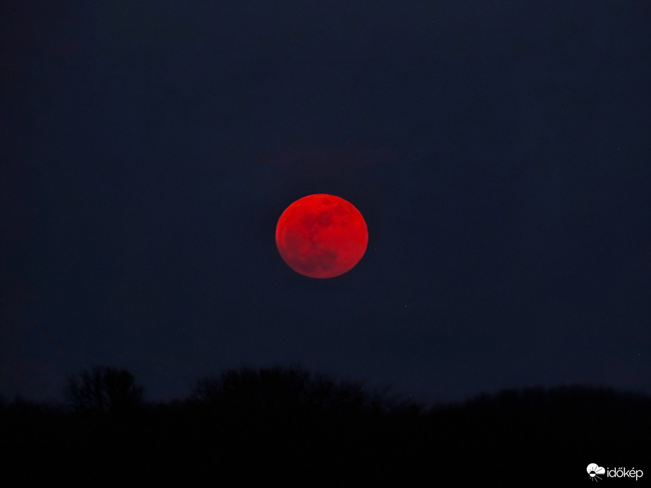 Vörösen kelt a telihold 