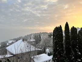 Napkelte a köd fölött