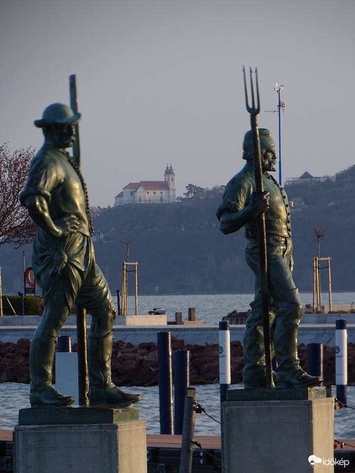 Távolban a Tihanyi Bencés Apátság