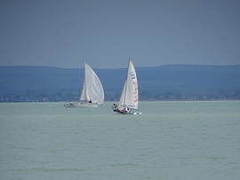 Távolban két fehér vitorla 