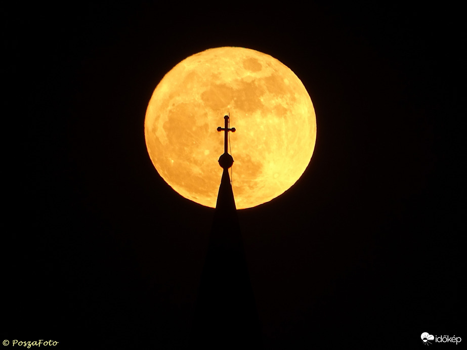 A ma esti telihold a dávodi templomkereszttel