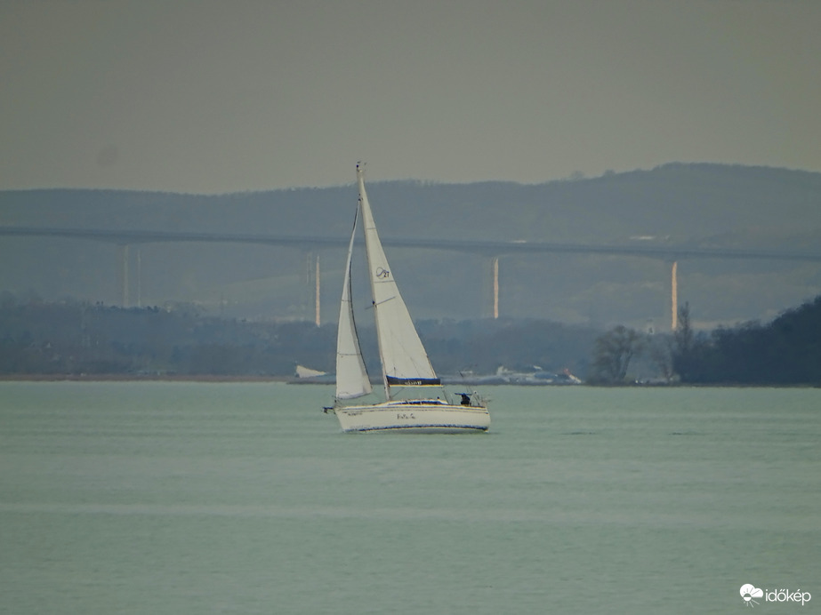 Távolban a Völgyhíd