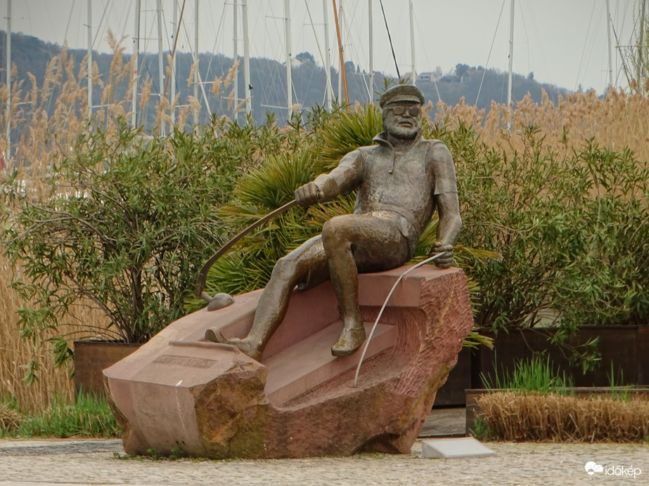 Bujtor István szobra