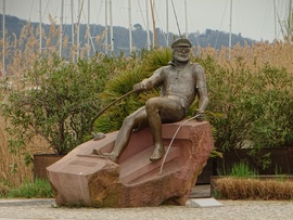 Bujtor István szobra